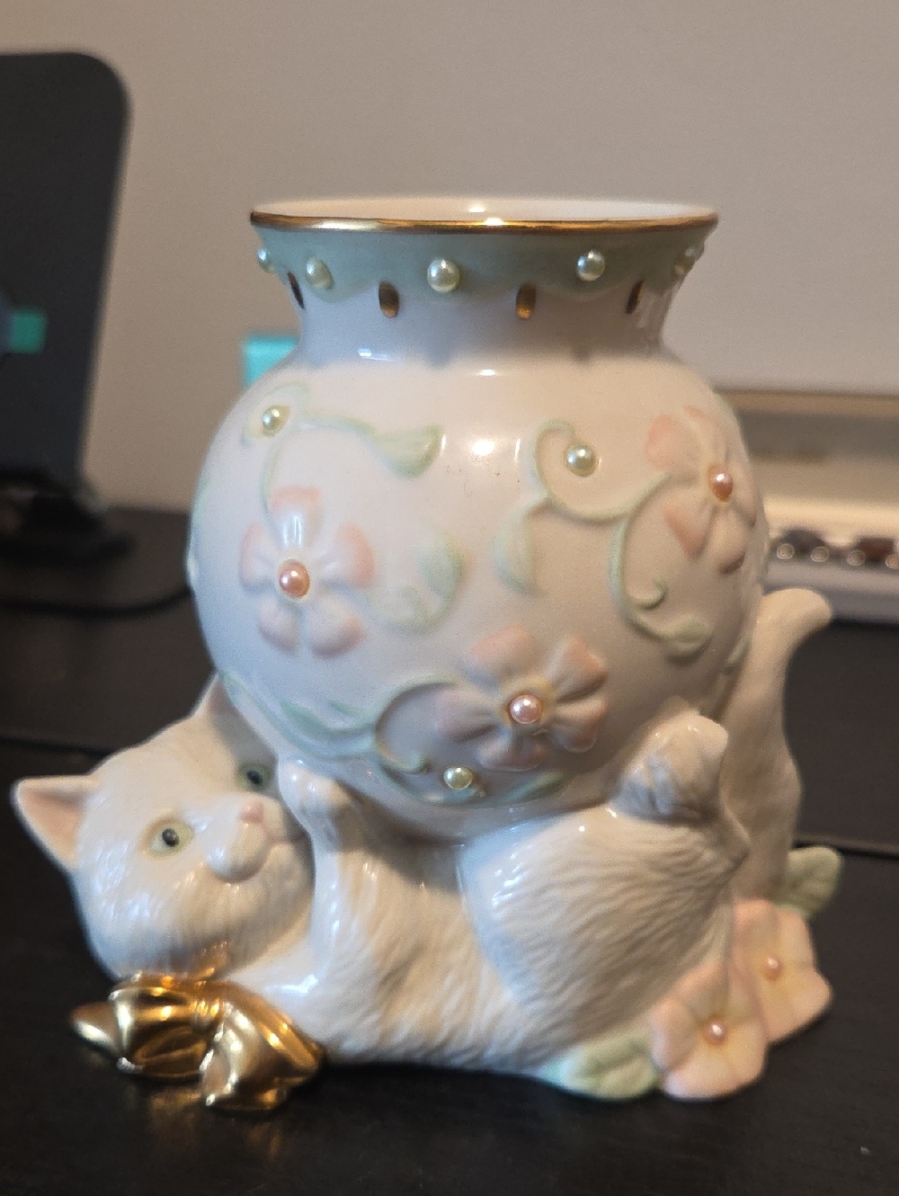 Lenox Petals And Pearls Porcelain Vase With 24kt Gold Trim
